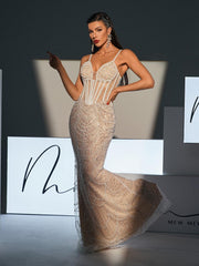 Robe à sequins ornée de perles et de spaghettis 