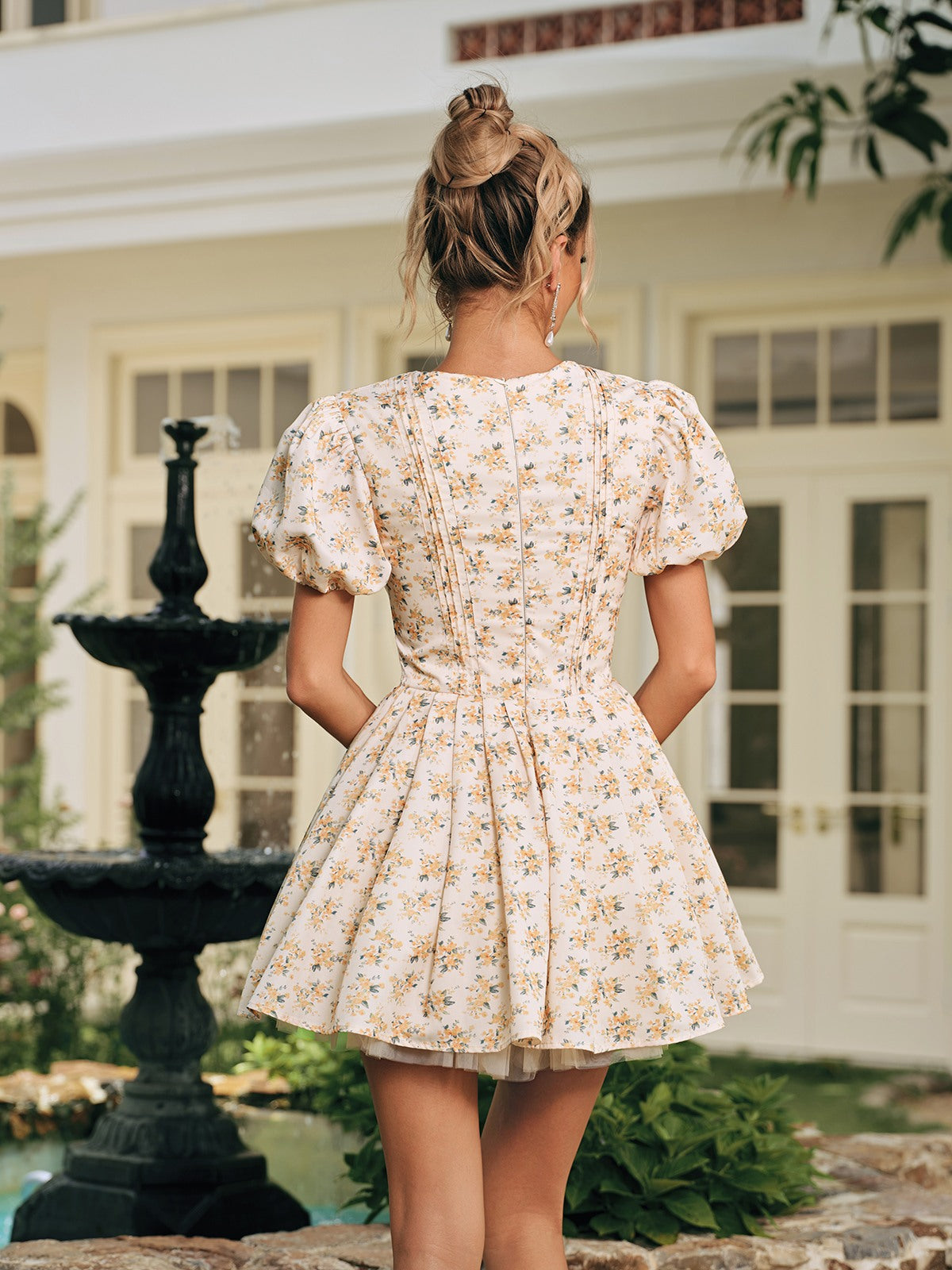 Robe courte fleurie à col V 