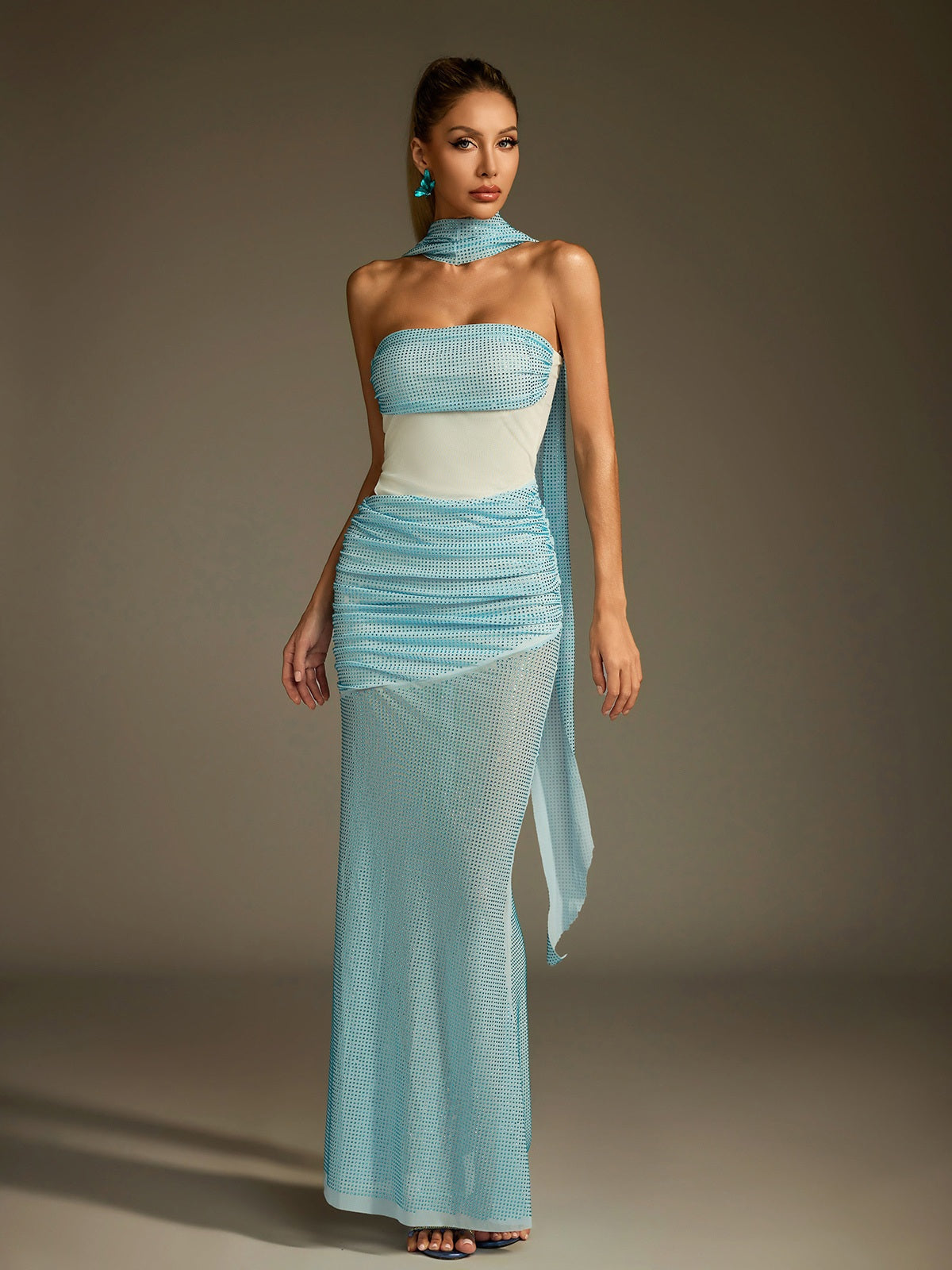Écharpe strass robe longue en résille 