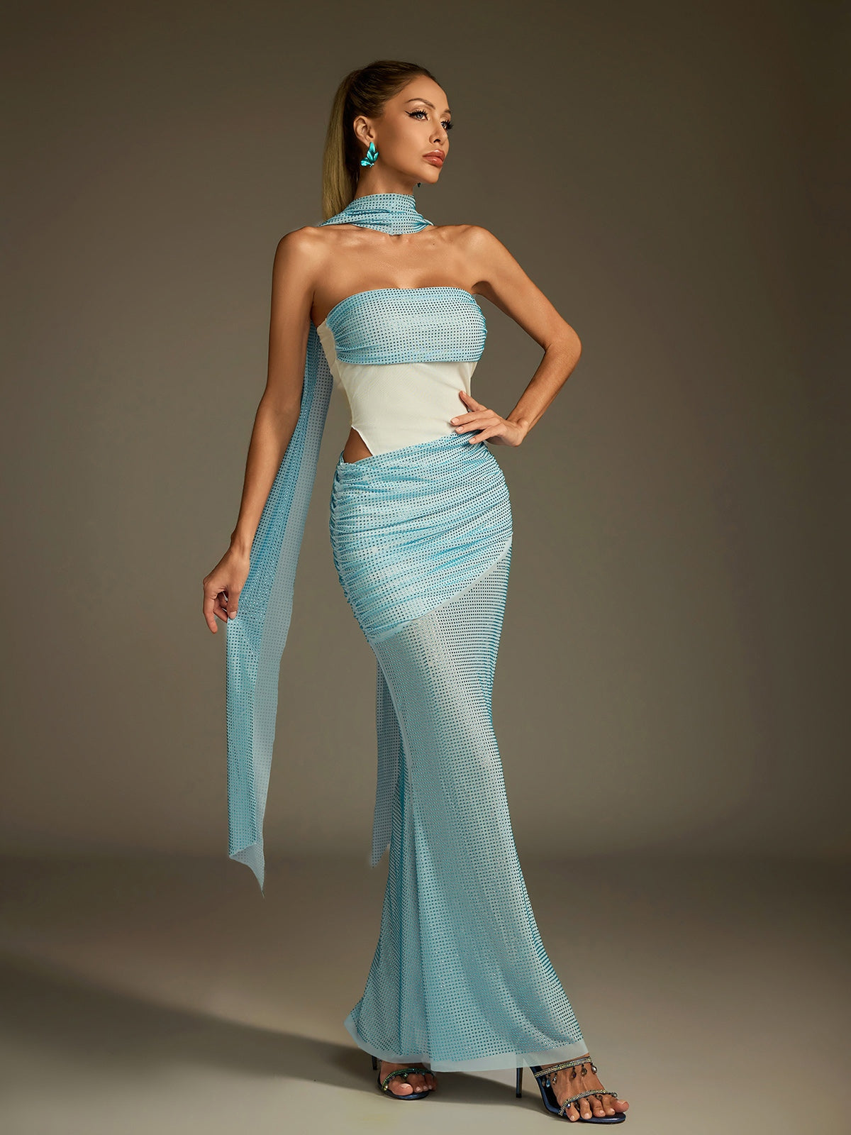 Écharpe strass robe longue en résille 