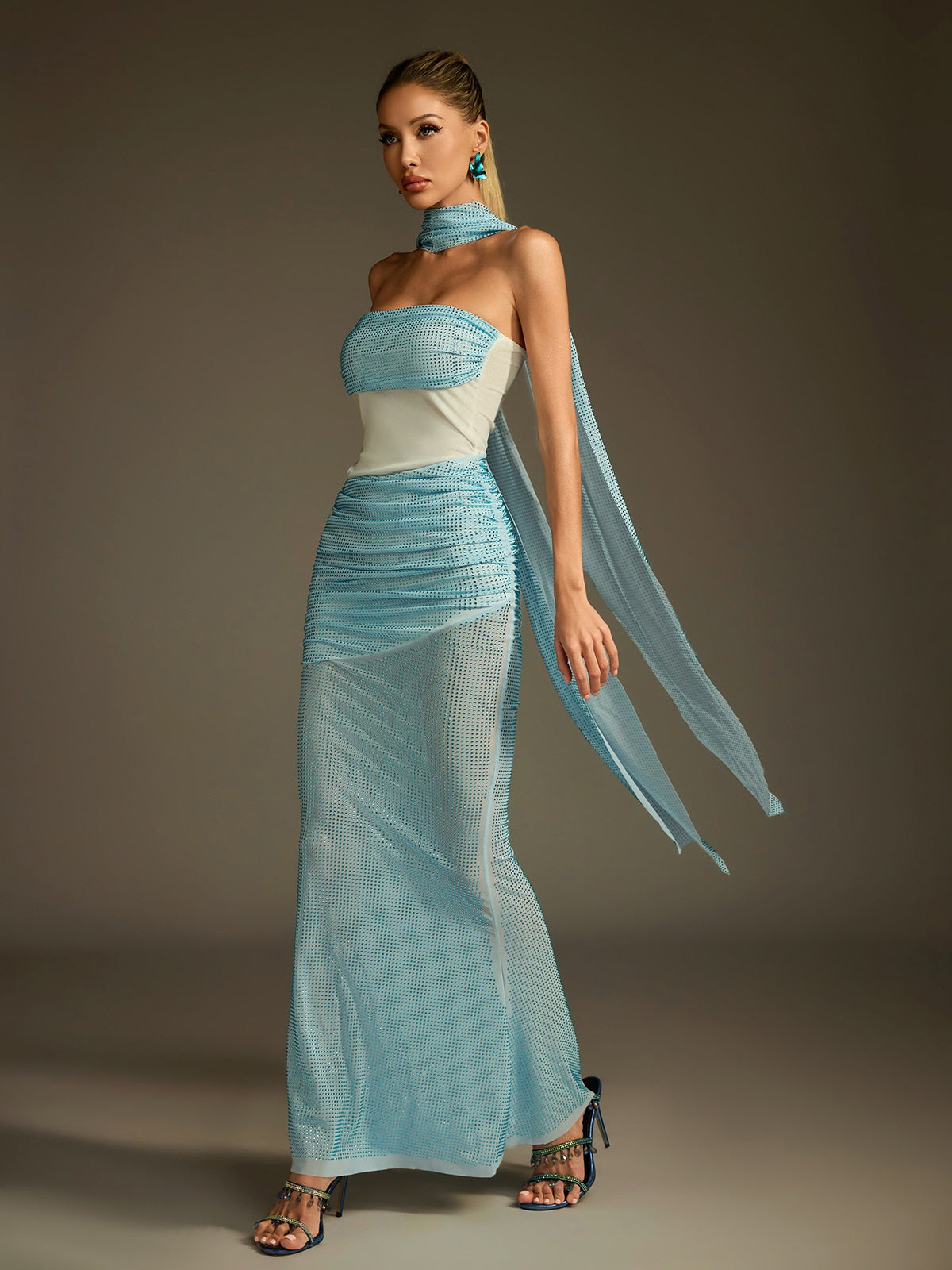 Écharpe strass robe longue en résille 