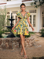 Robe mini imprimée à volants et col en V 