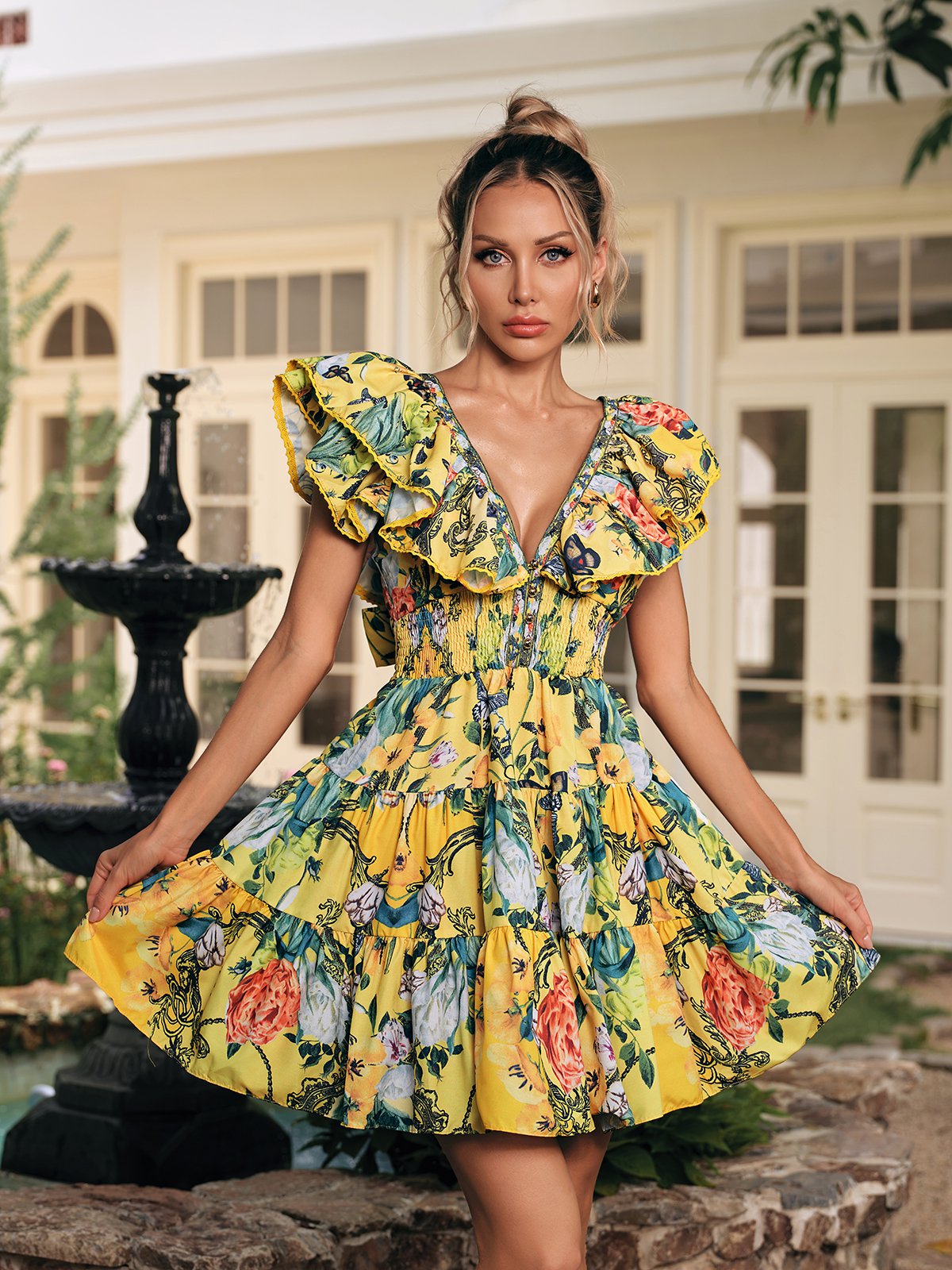 Robe mini imprimée à volants et col en V 