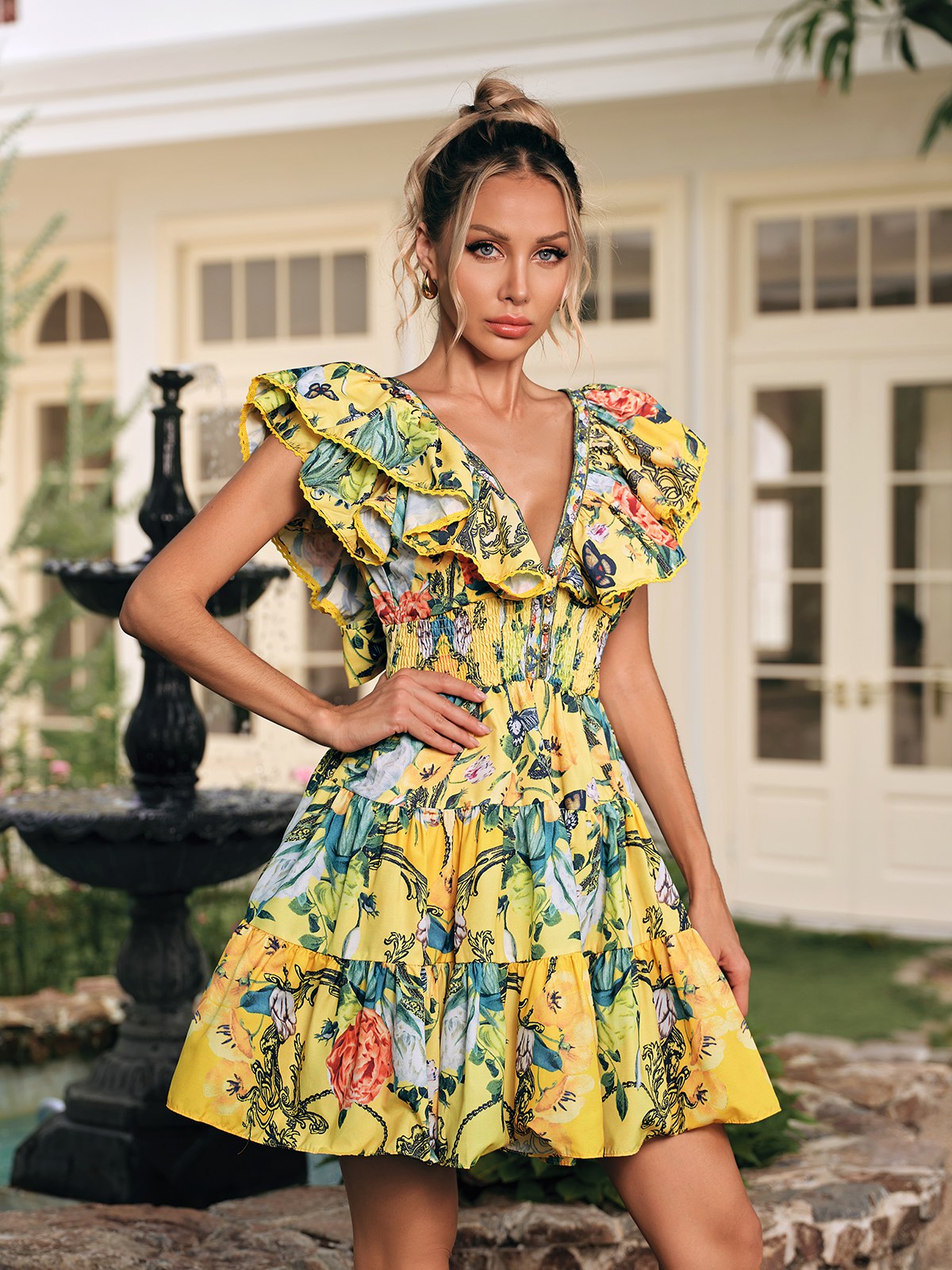 Robe mini imprimée à volants et col en V 