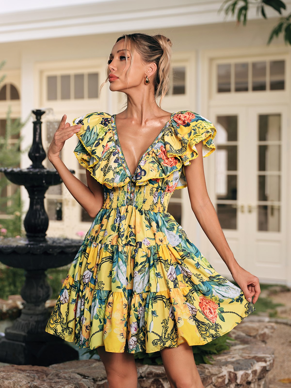 Robe mini imprimée à volants et col en V 