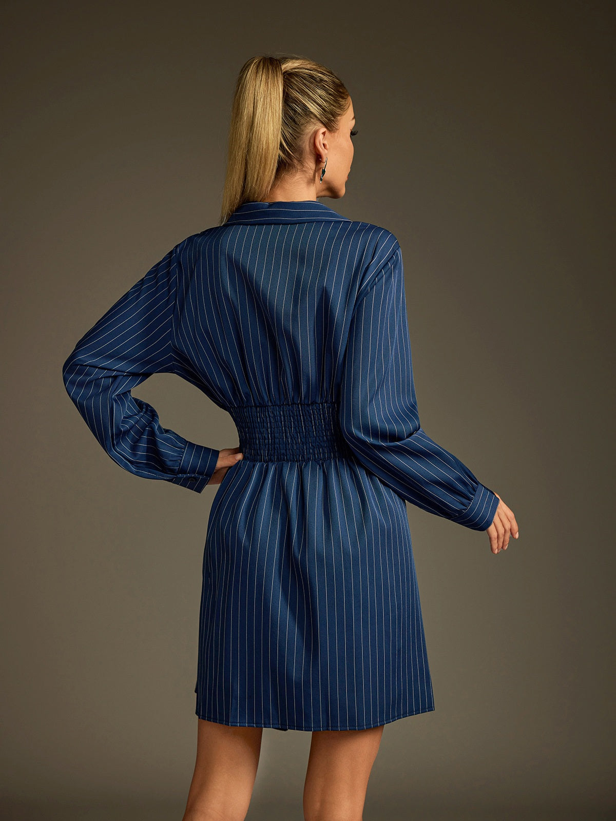 Robe chemise courte à rayures et col rabattu 