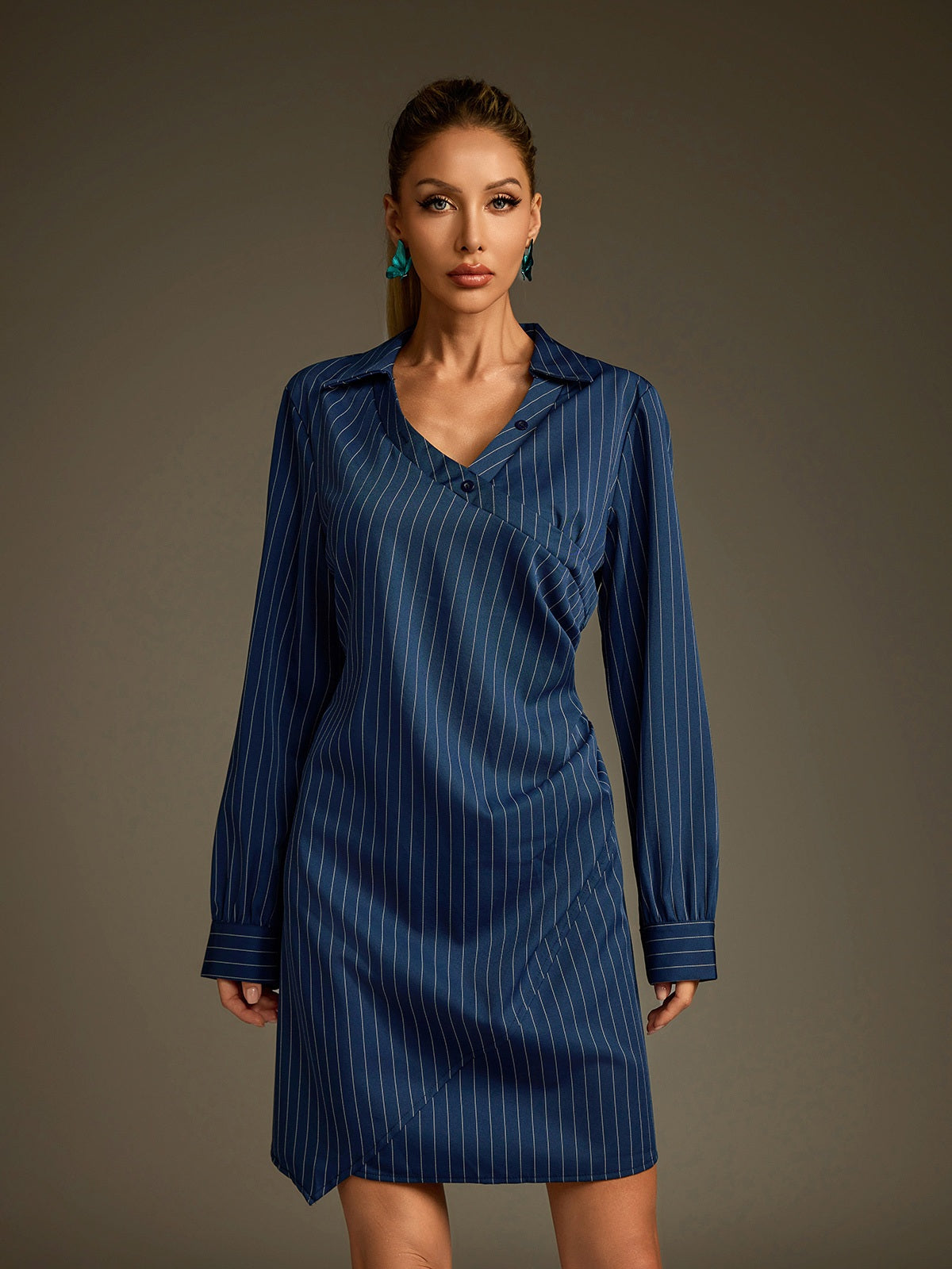 Robe chemise courte à rayures et col rabattu 