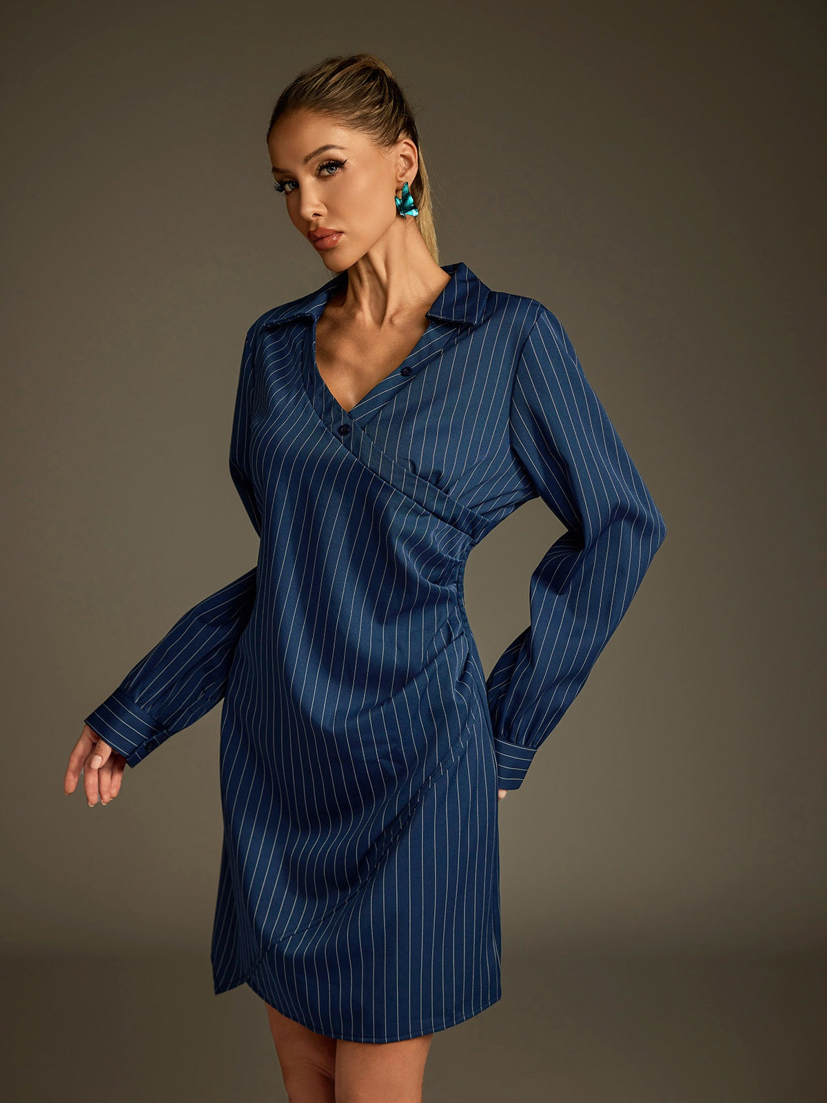 Robe chemise courte à rayures et col rabattu 