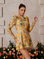 Robe courte jaune brodée de fleurs 