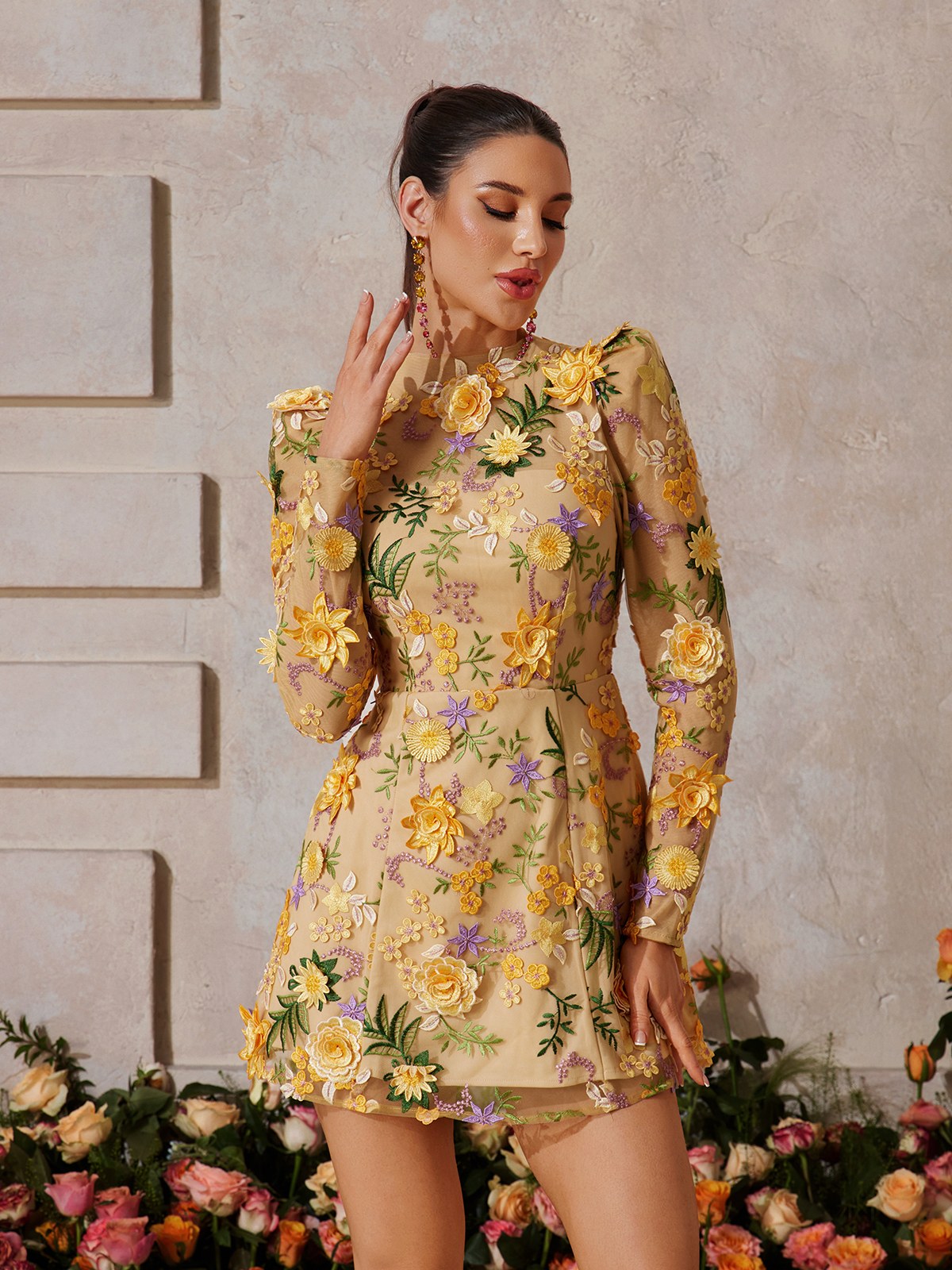 Robe courte jaune brodée de fleurs 