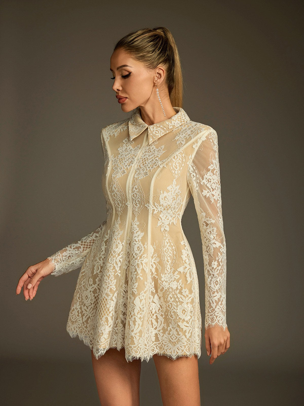 Robe courte en dentelle à sequins et col rabattu 