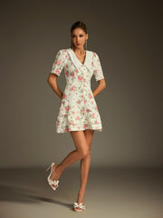 Robe blanche à col en V et lacets, à imprimé floral. 