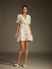 Robe blanche à col en V et lacets, à imprimé floral. 