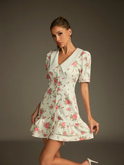 Robe blanche à col en V et lacets, à imprimé floral. 