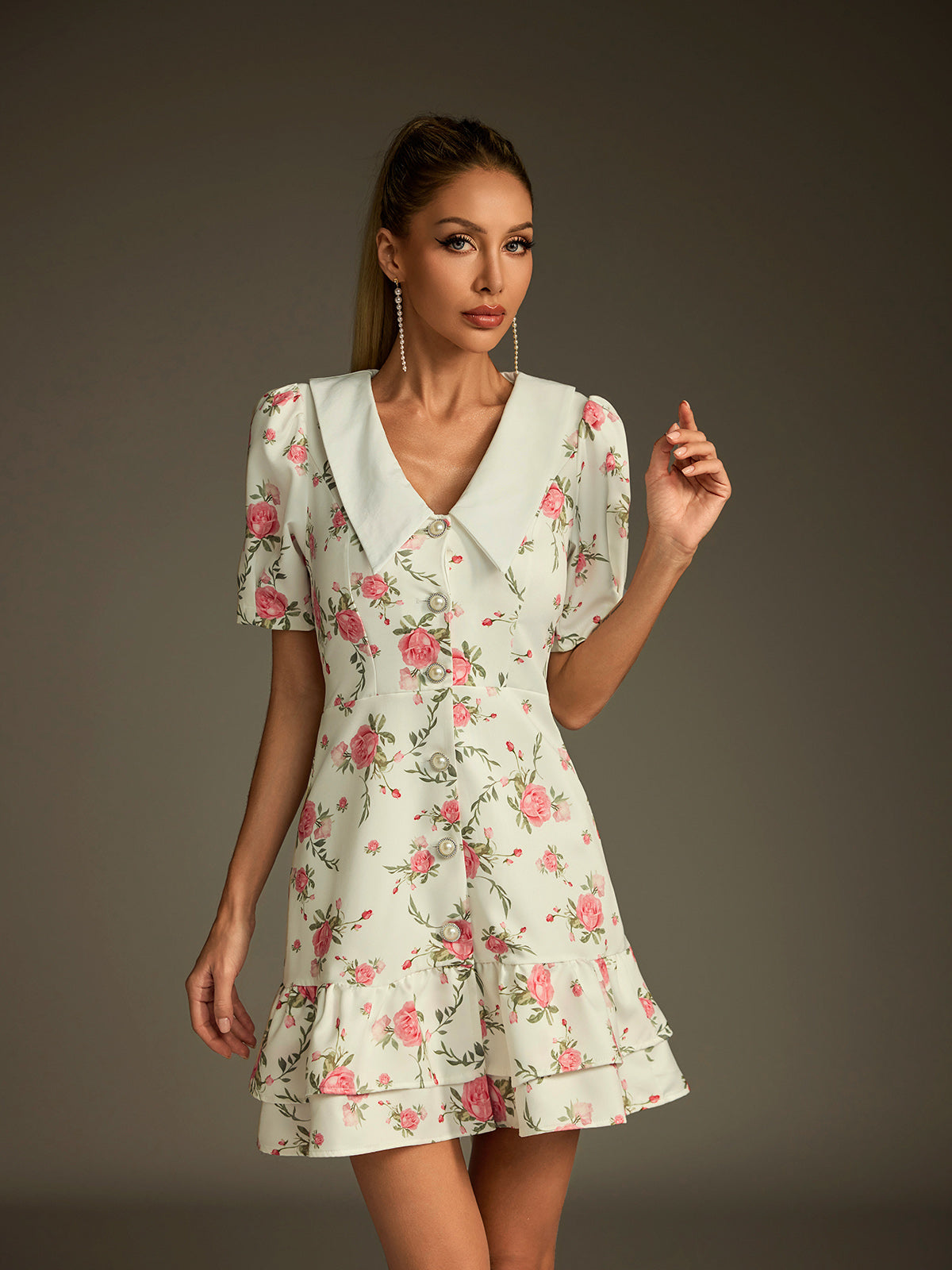 Robe blanche à col en V et lacets, à imprimé floral. 