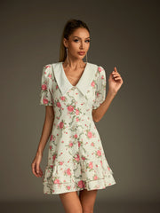 Robe blanche à col en V et lacets, à imprimé floral. 