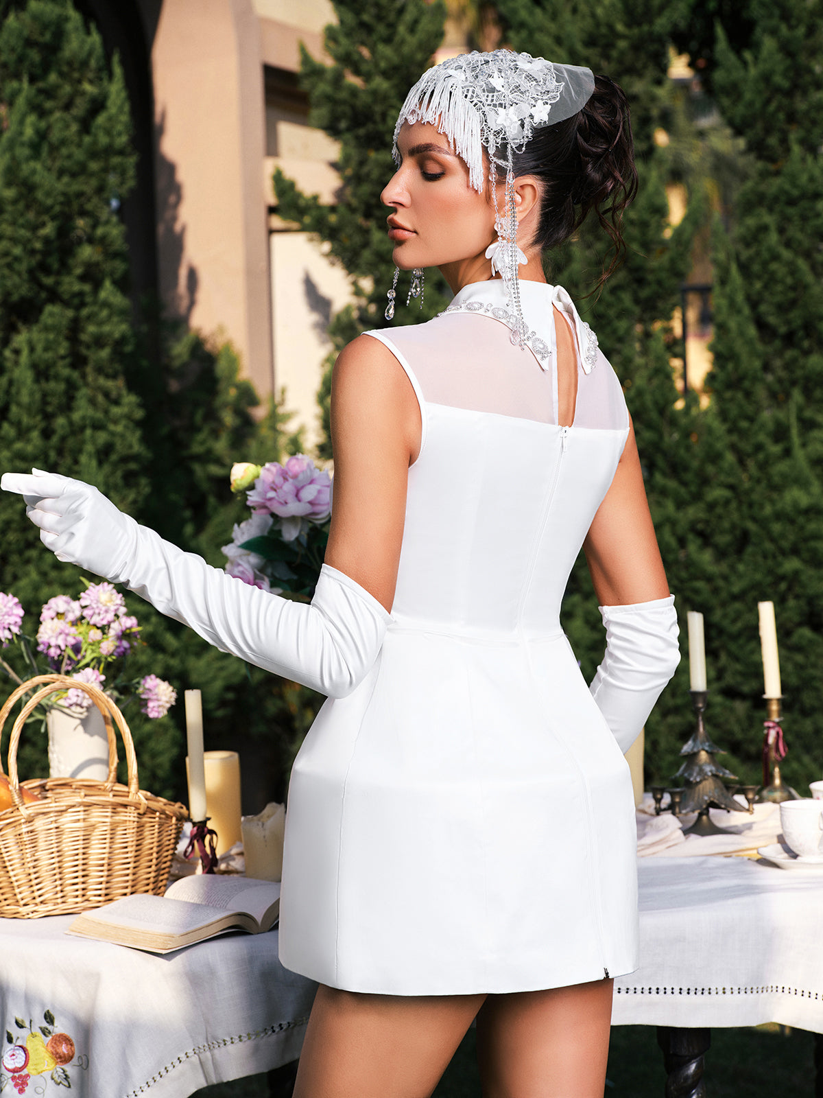 Robe courte en satin perlé à col rabattu