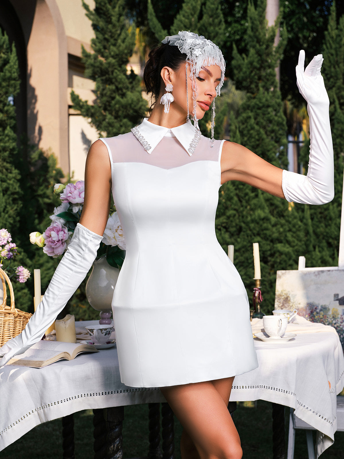 Robe courte en satin perlé à col rabattu