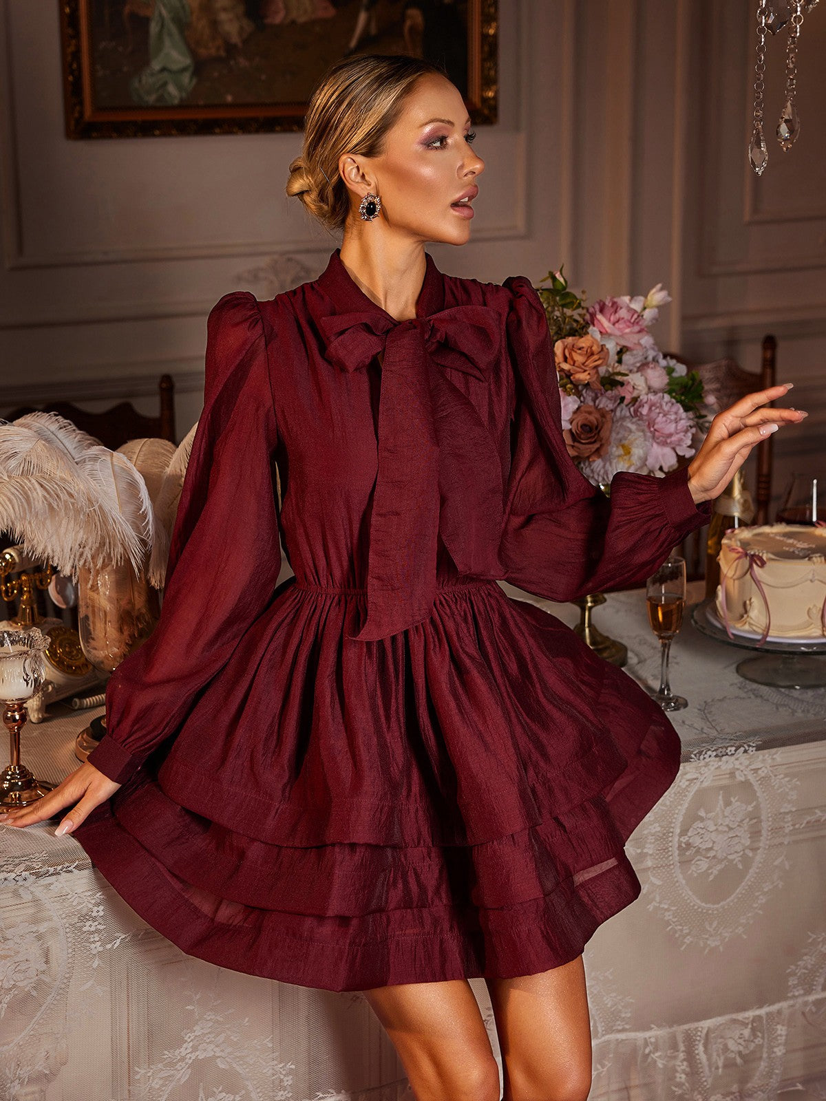 Robe mini à manches longues et à volants et nœud 