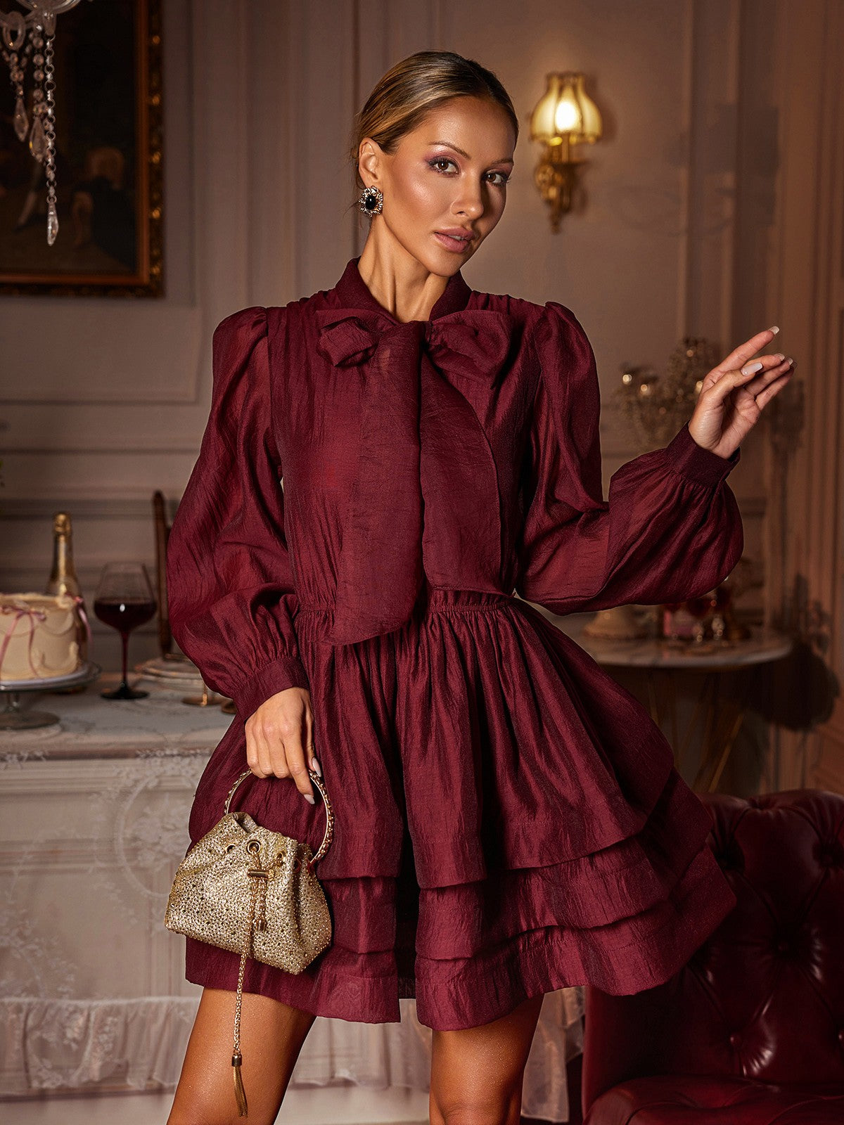 Robe mini à manches longues et à volants et nœud 