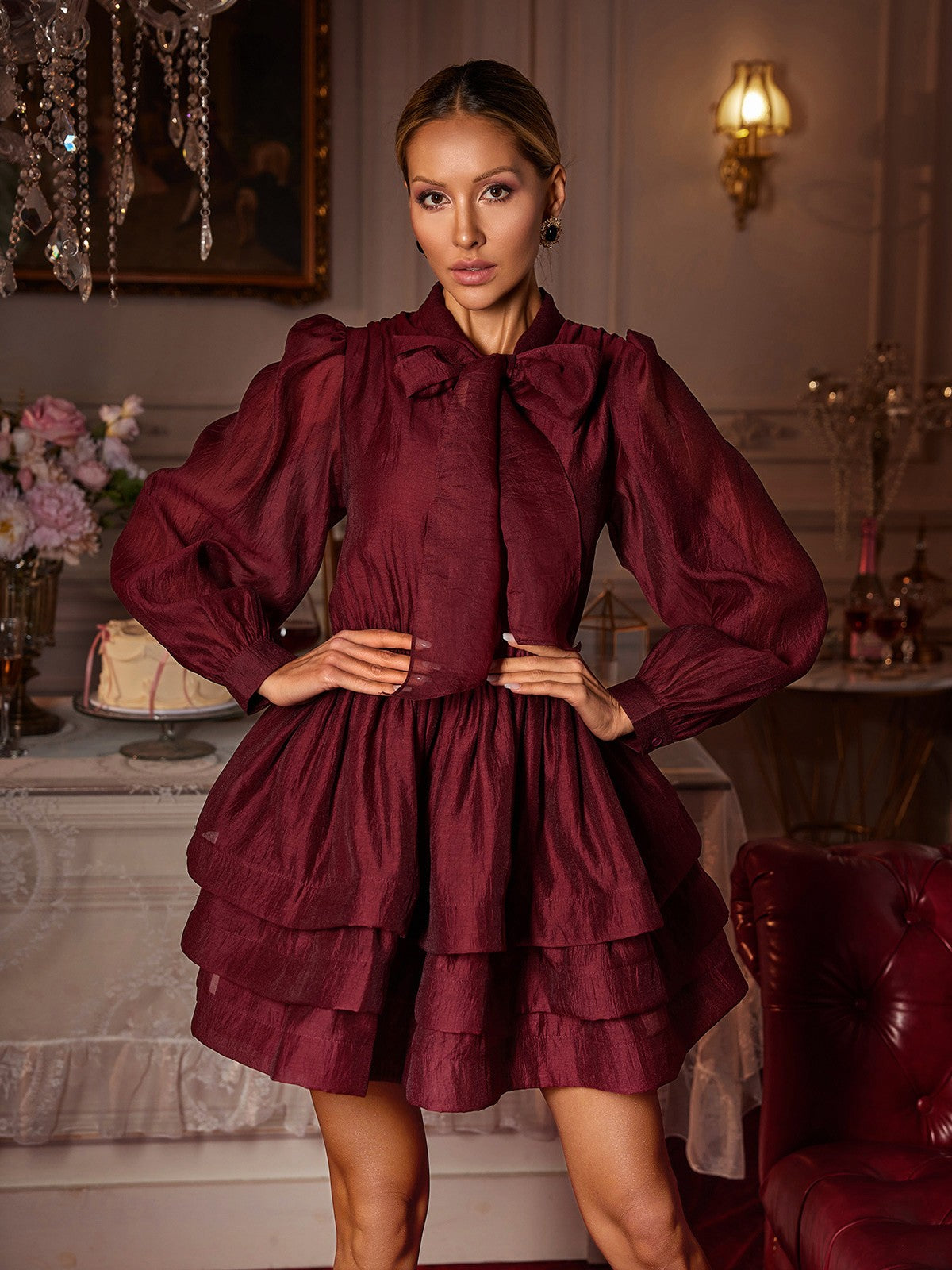 Robe mini à manches longues et à volants et nœud 