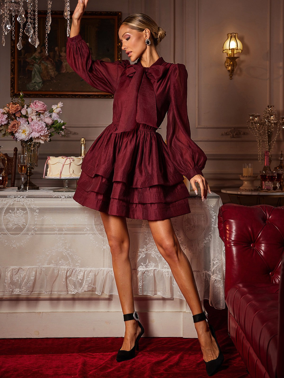 Robe mini à manches longues et à volants et nœud 