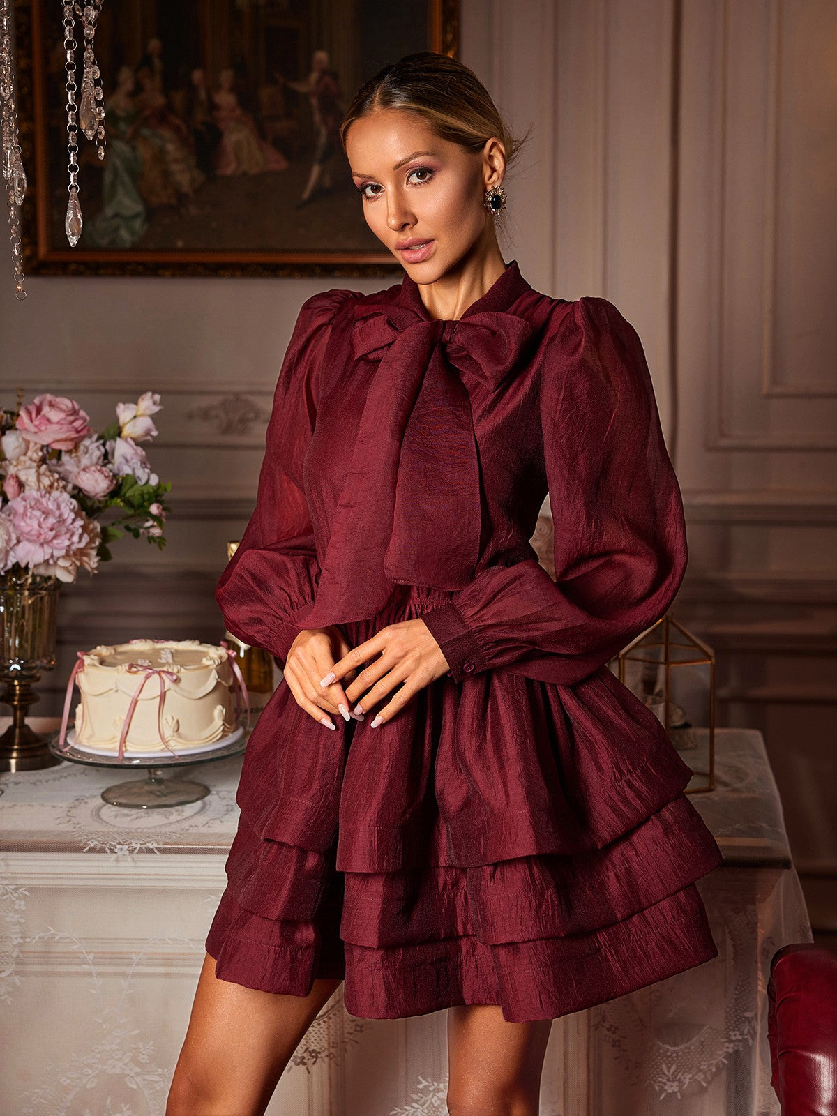Robe mini à manches longues et à volants et nœud 