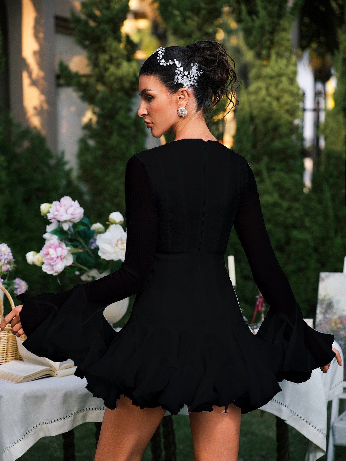 Robe mini noire à manches évasées et boutons