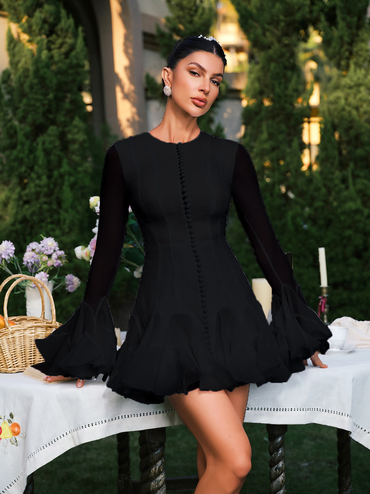 Robe mini noire à manches évasées et boutons