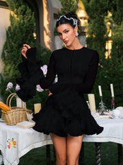 Robe mini noire à manches évasées et boutons