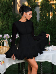 Robe mini noire à manches évasées et boutons