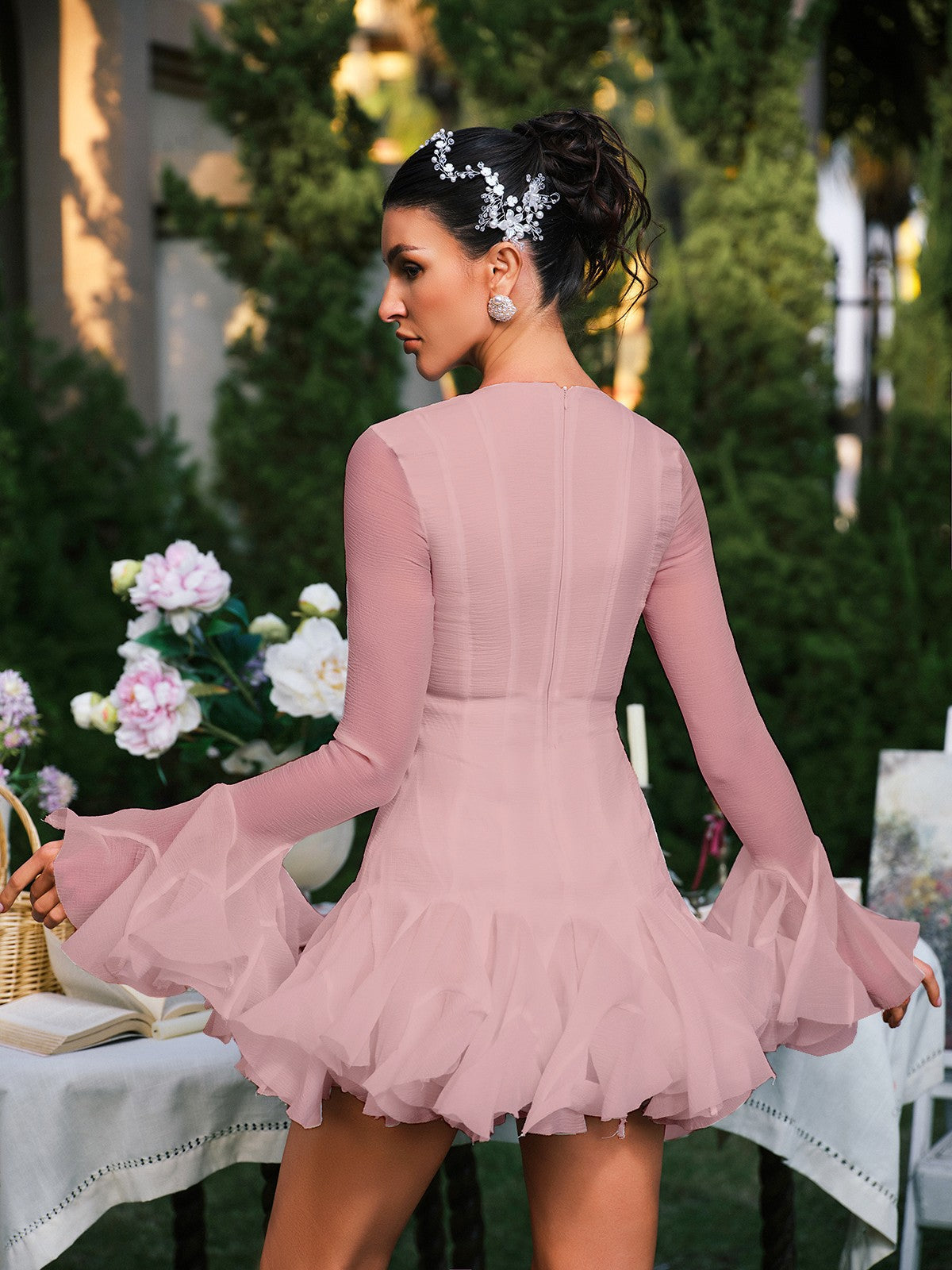 Robe mini rose à manches évasées et boutons