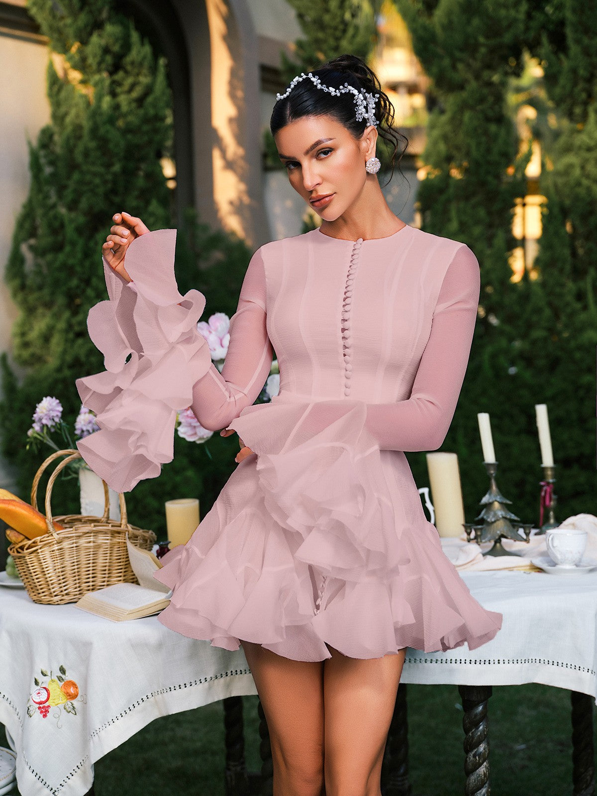 Robe mini rose à manches évasées et boutons