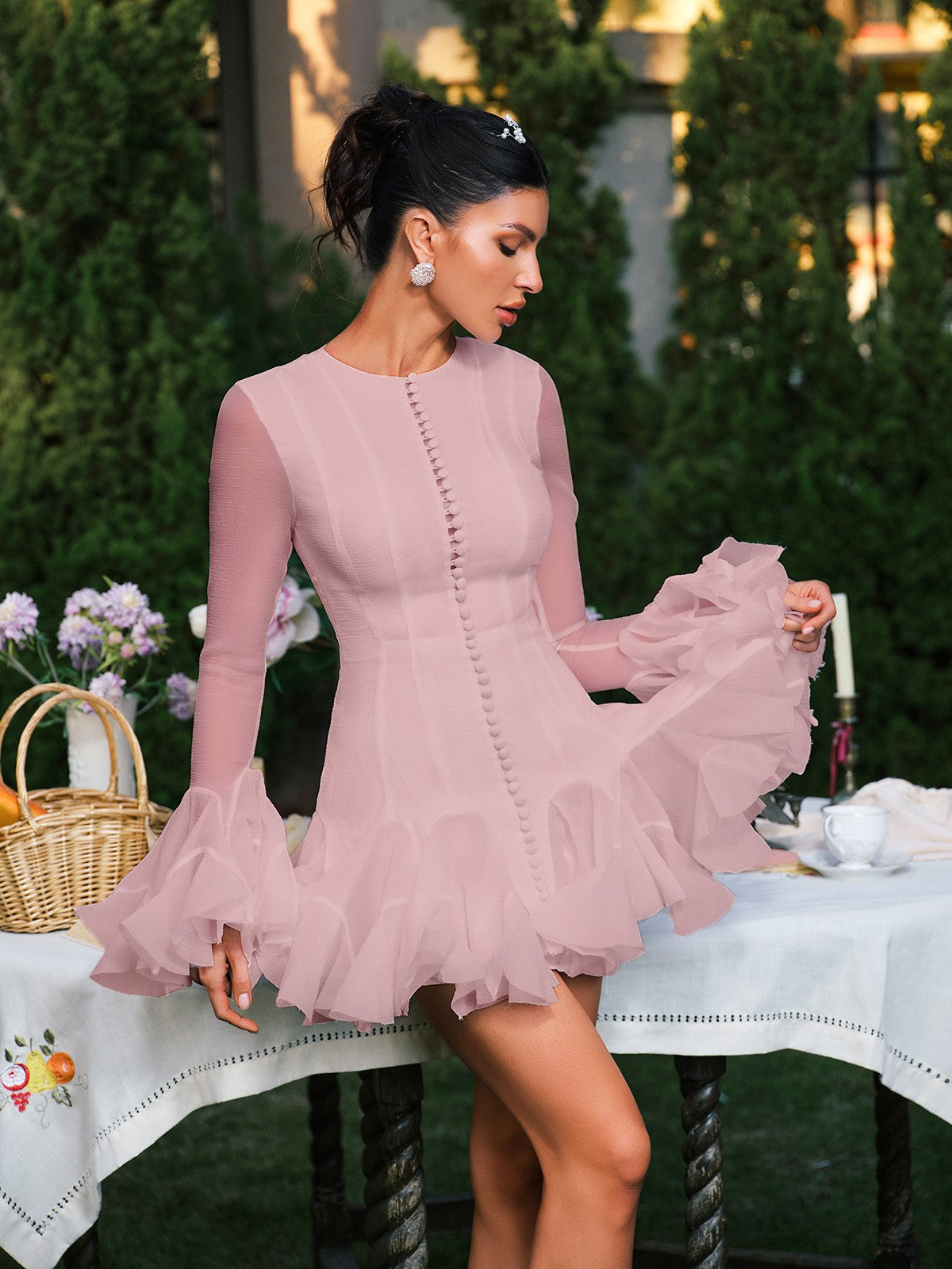 Robe mini rose à manches évasées et boutons