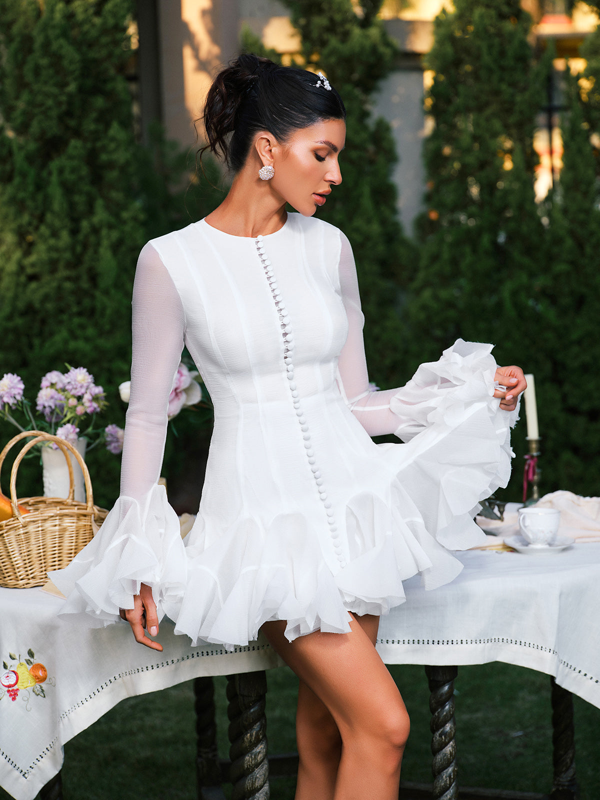 Robe mini blanche à manches évasées et boutons