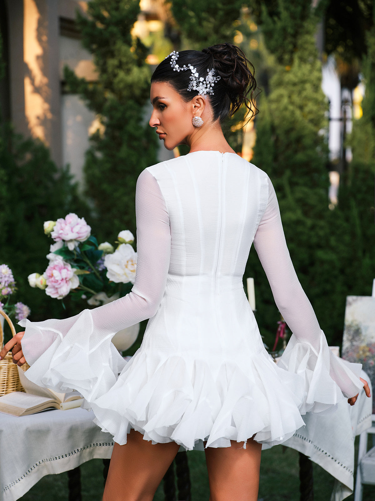 Robe mini blanche à manches évasées et boutons