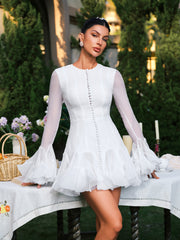 Robe mini blanche à manches évasées et boutons