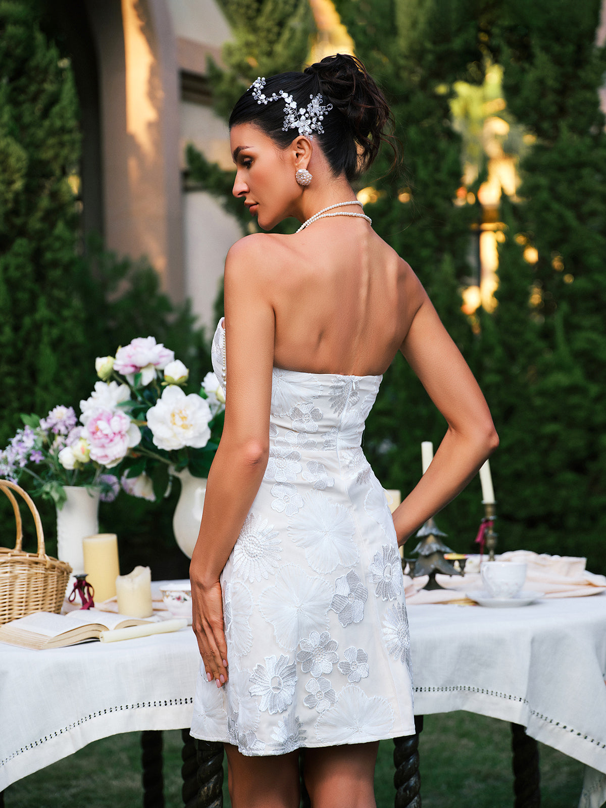 Robe mini bustier brodée de fleurs