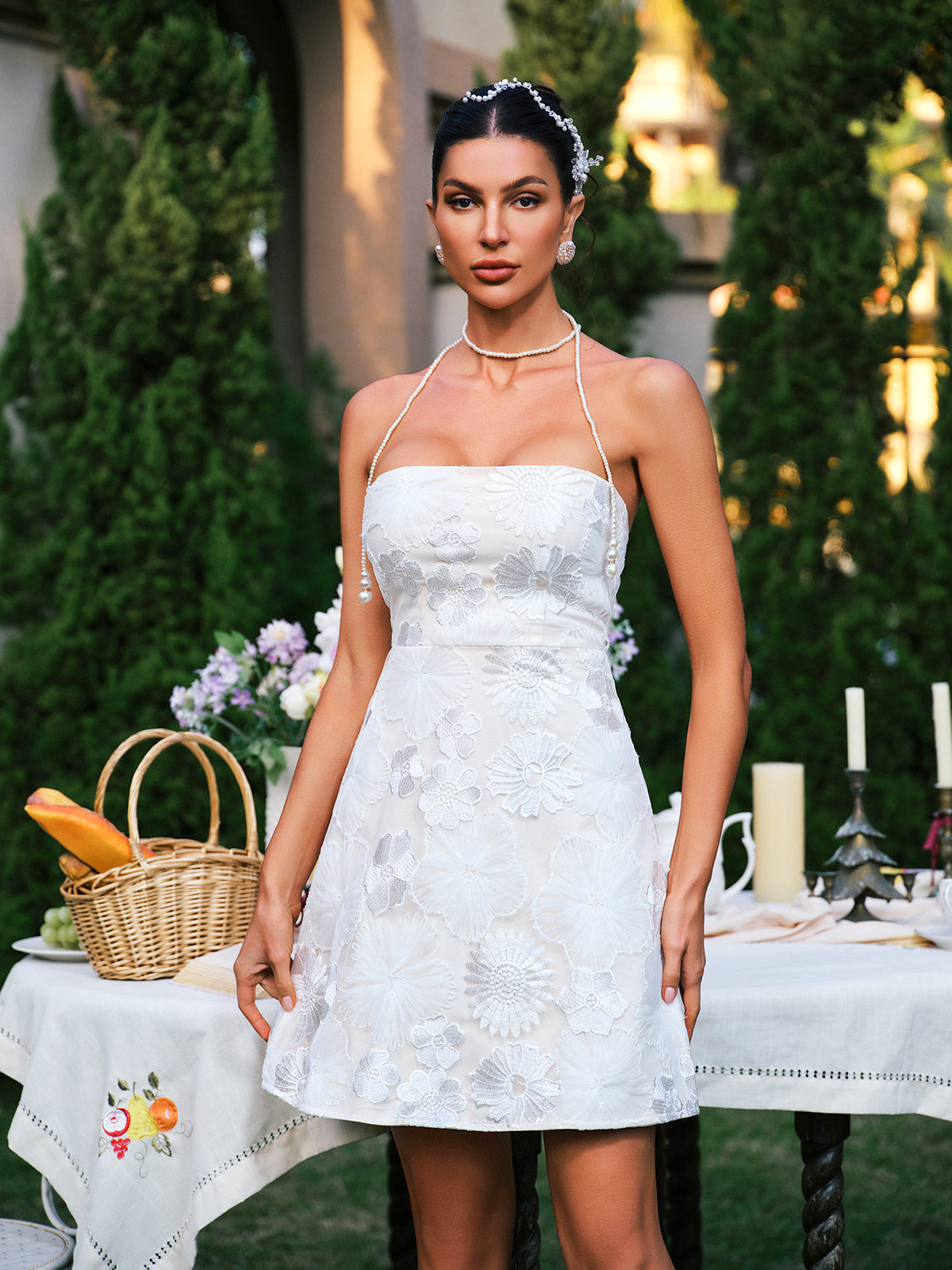 Robe mini bustier brodée de fleurs