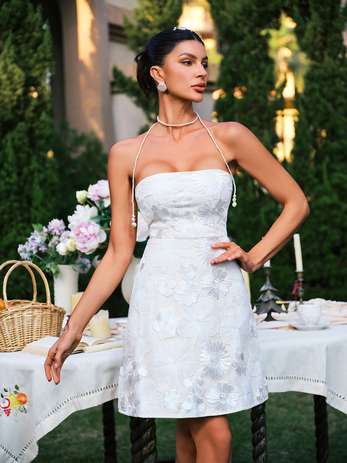 Robe mini bustier brodée de fleurs