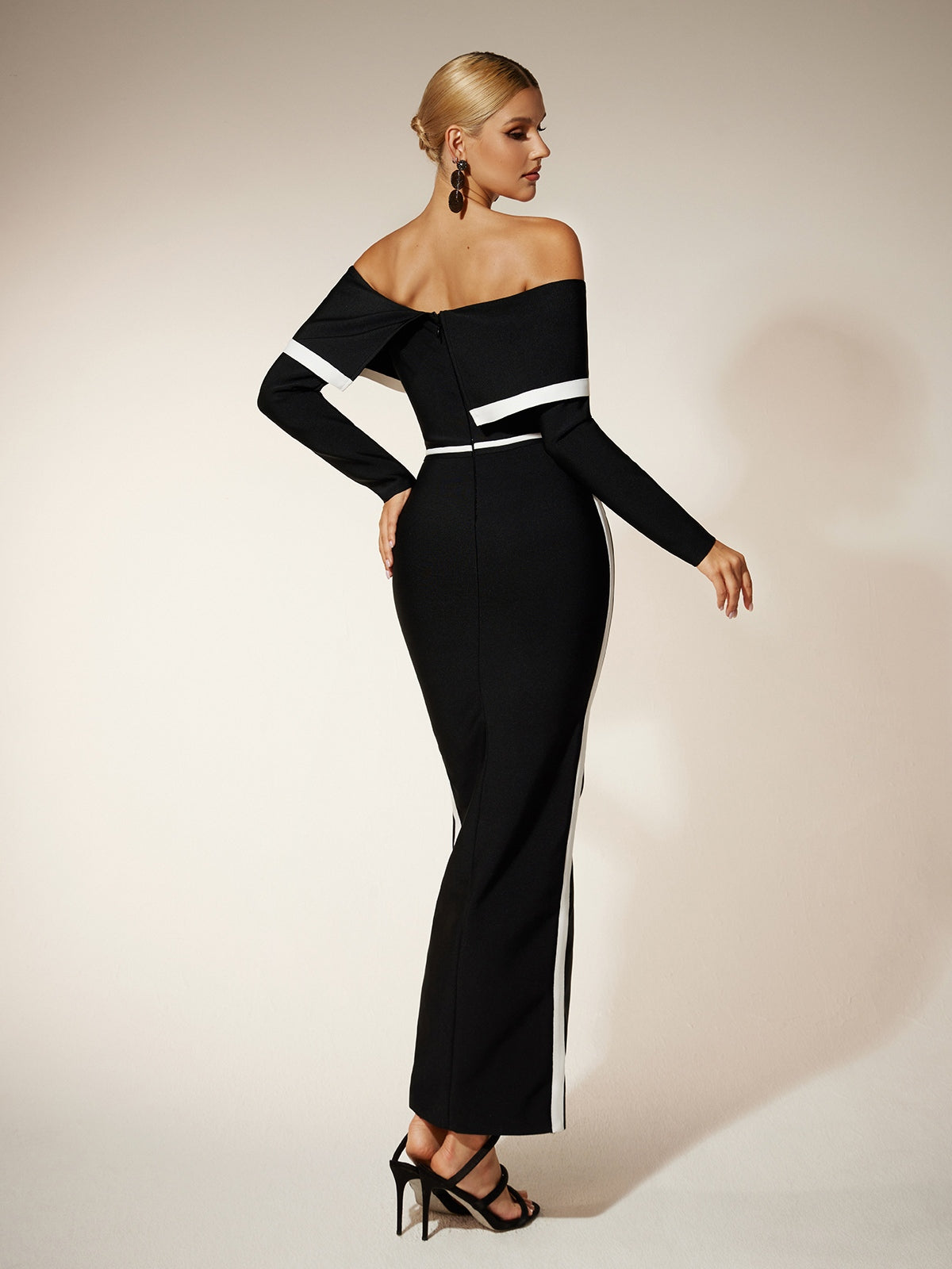 Robe bandage fendue à épaules dénudées 