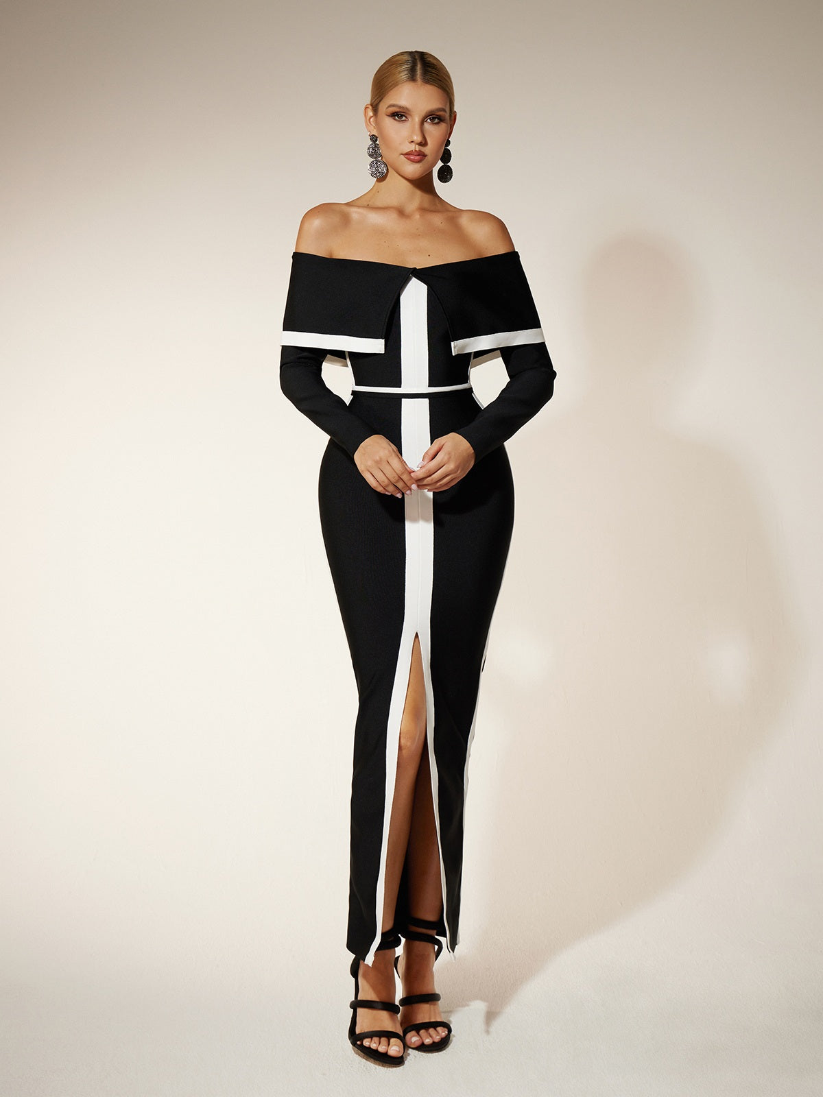 Robe bandage fendue à épaules dénudées 