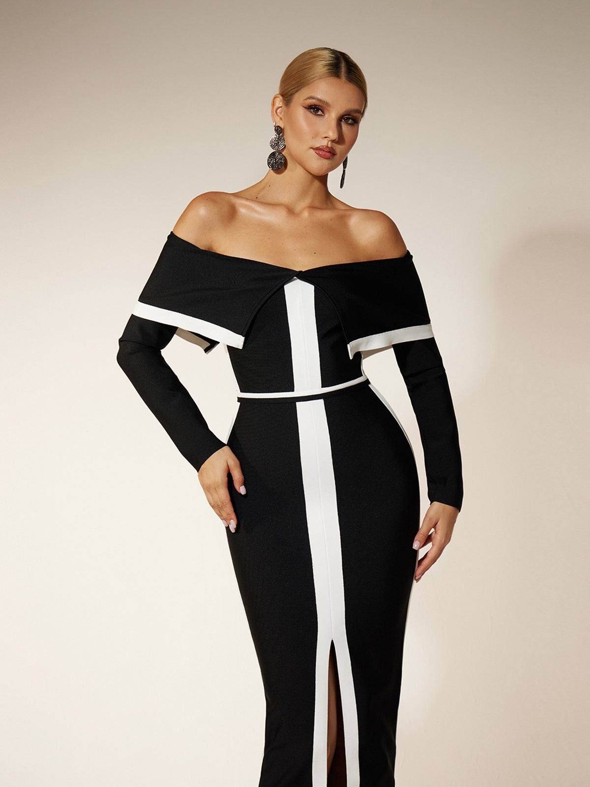 Robe bandage fendue à épaules dénudées 