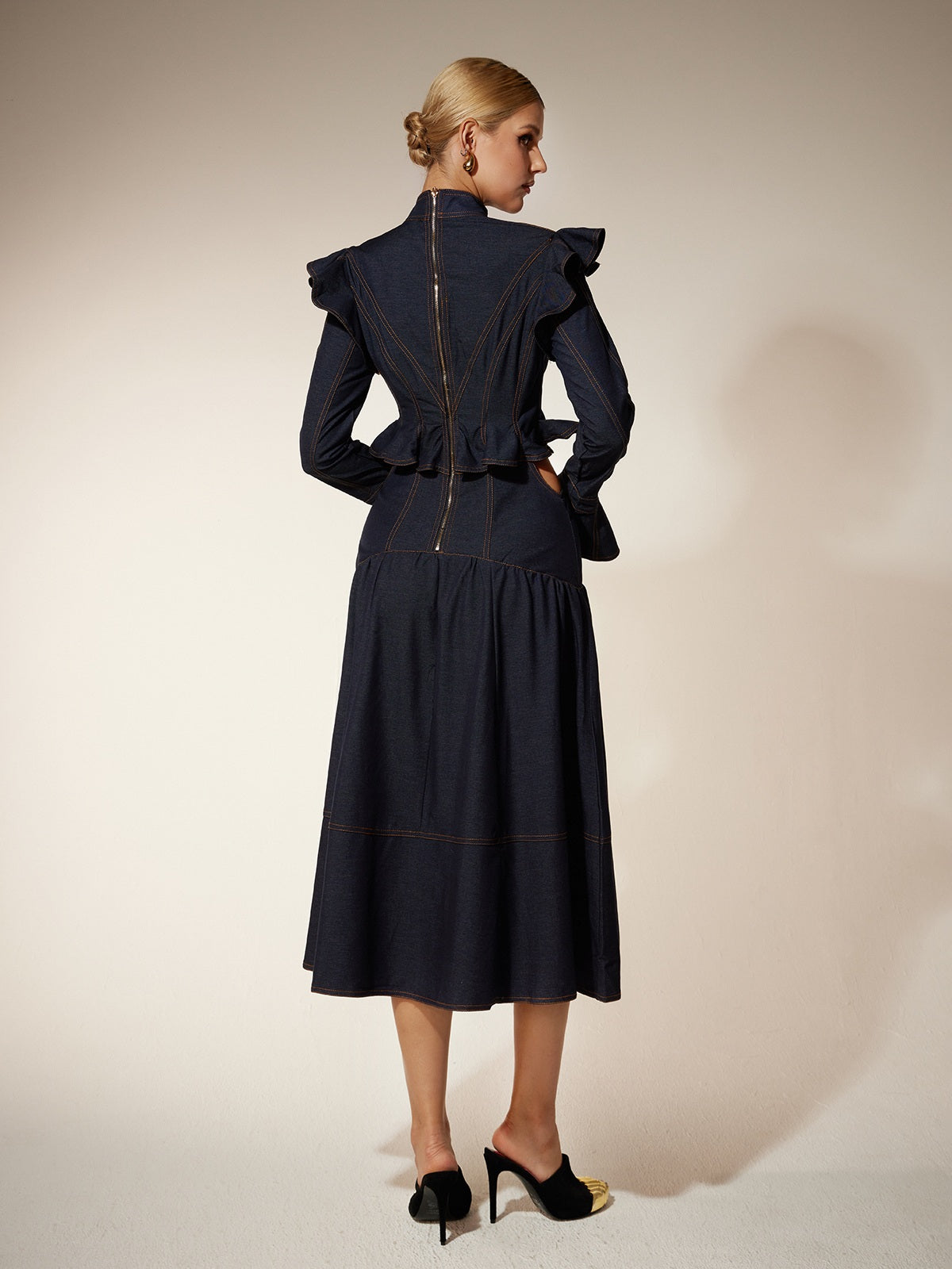 Robe en jean à manches évasées et découpes 