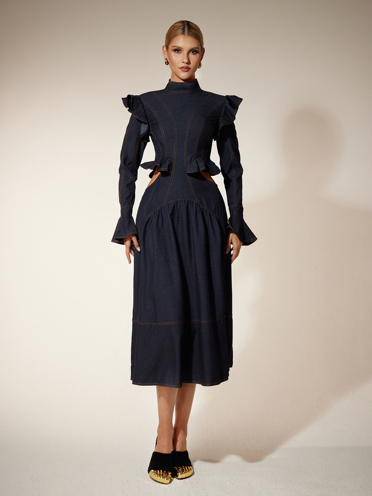 Robe en jean à manches évasées et découpes 