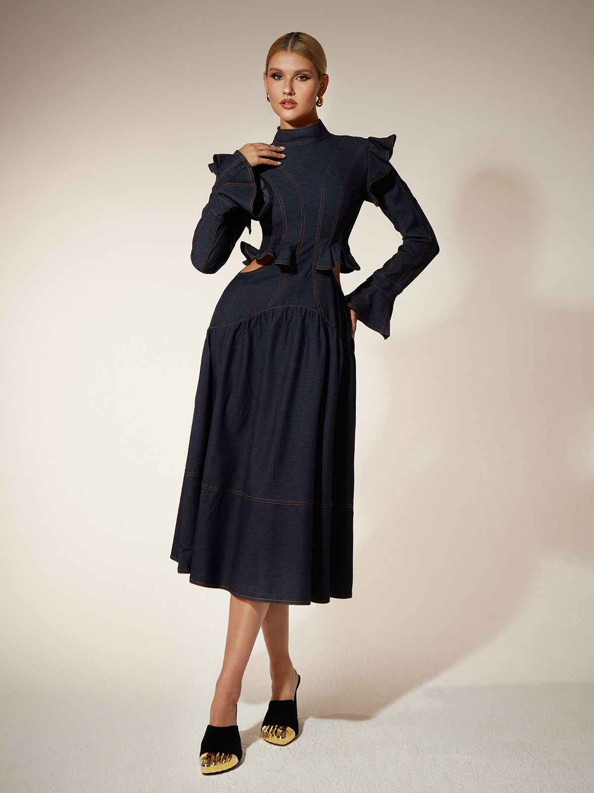 Robe en jean à manches évasées et découpes 