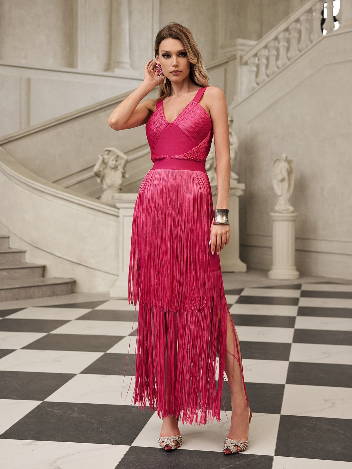 Robe longue bandage à franges et col en V rose fuchsia 