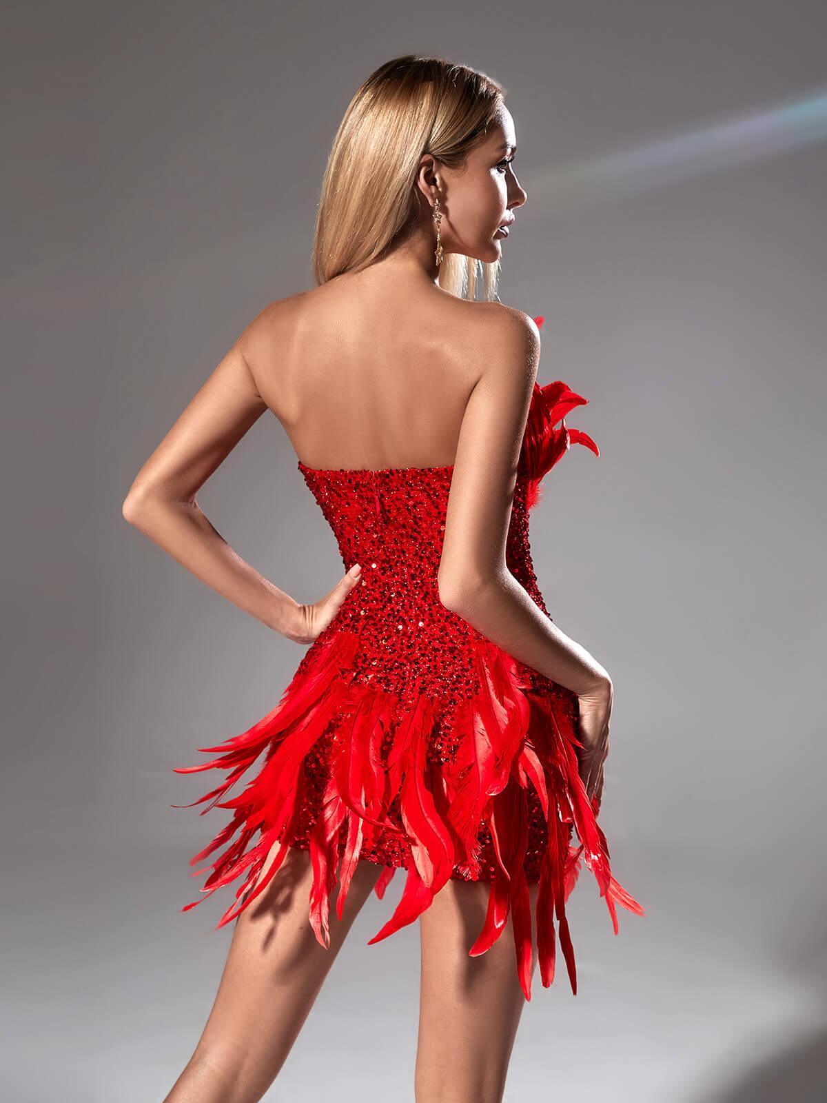 Robe mini bustier à sequins et plumes 