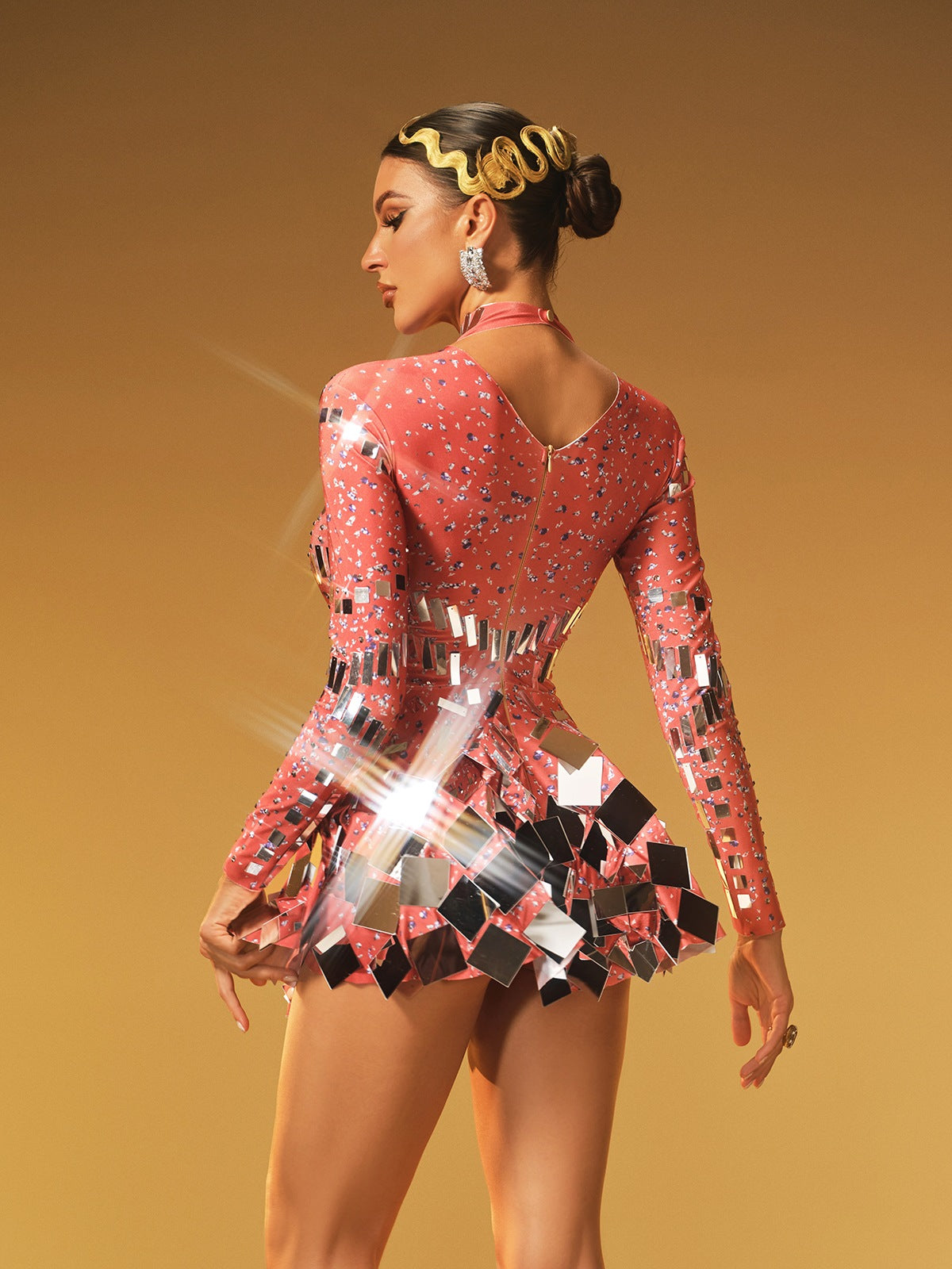 Robe courte rouge à manches longues ornée de détails 