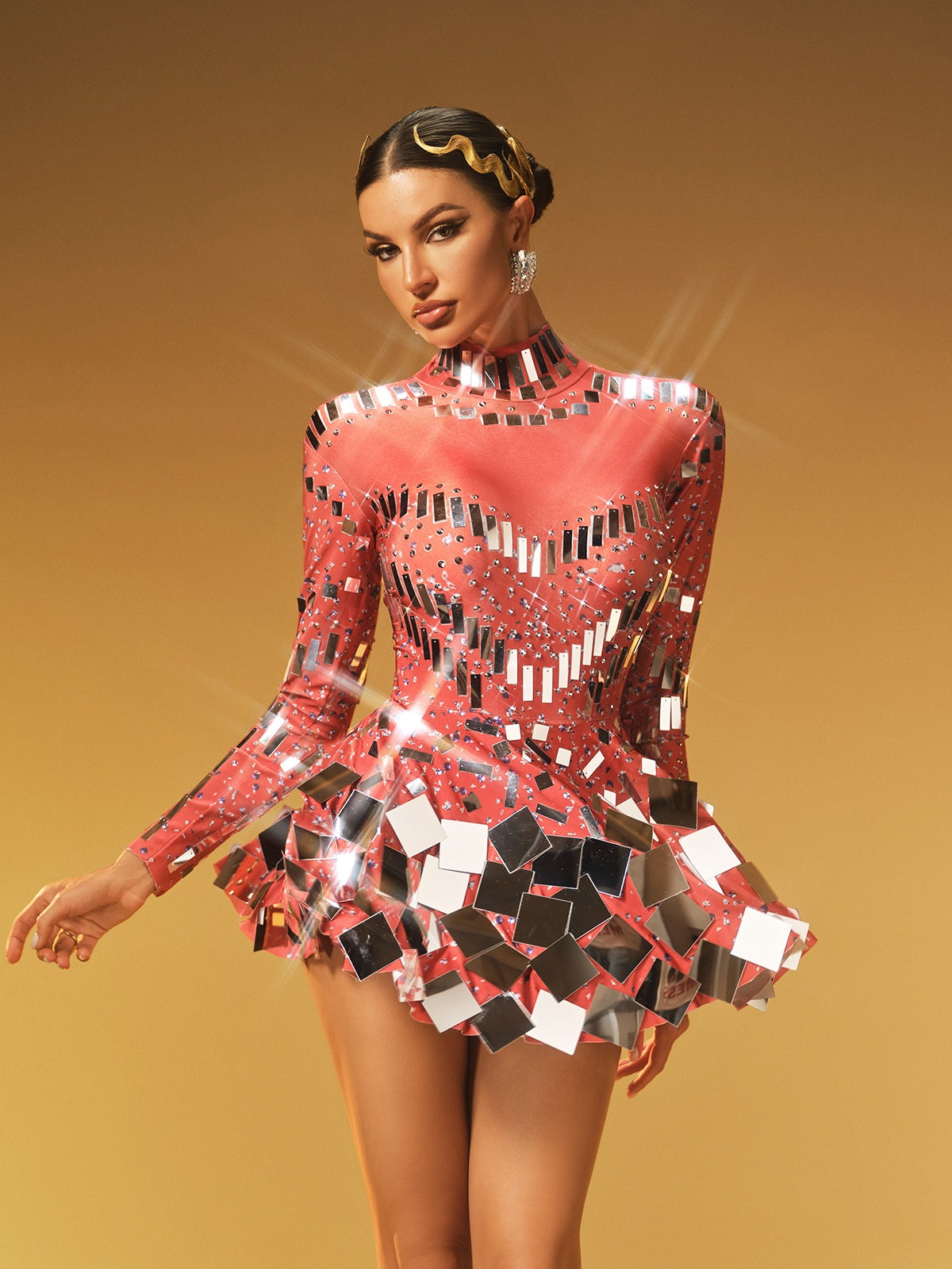 Robe courte rouge à manches longues ornée de détails 
